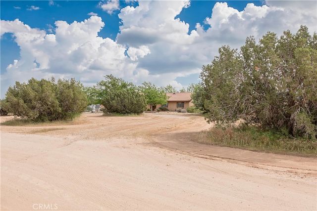 2212 W Avenue O8, Palmdale, CA 93551