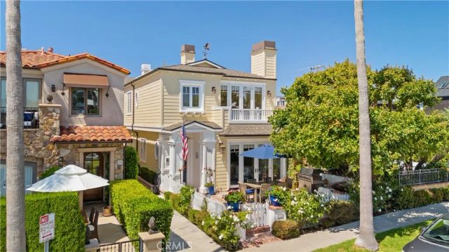 705 Goldenrod Avenue, Corona Del Mar, CA 92625