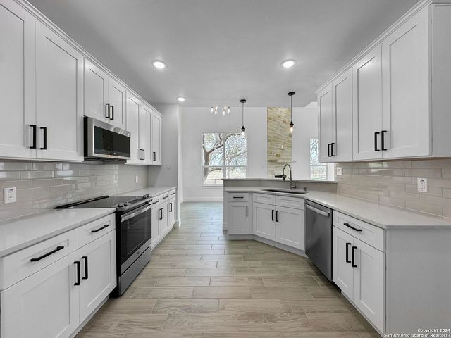 142 N Lon Price, Blanco, TX 78606