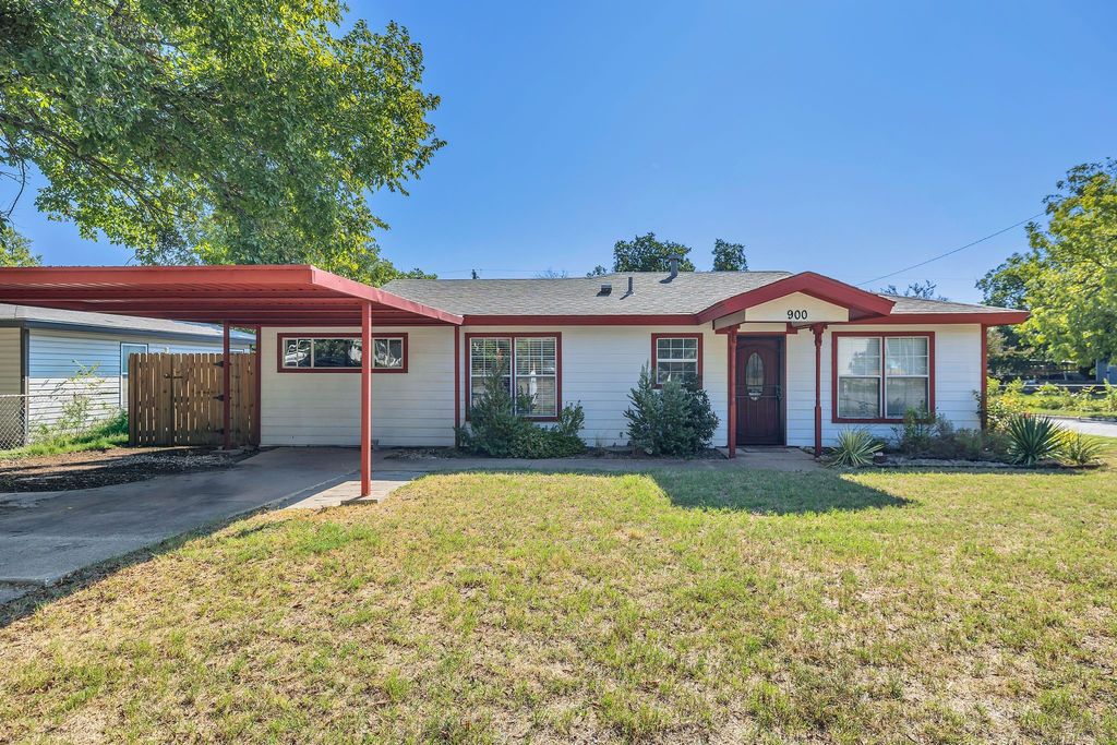 900 Vaquero Street, White Settlement, TX 76108
