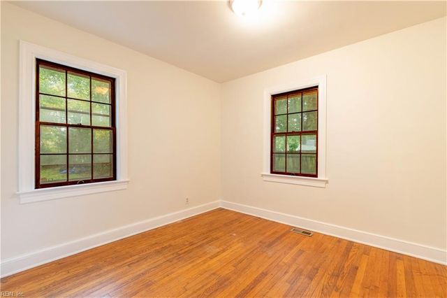 5 White Oak DR, Newport News, VA 23601