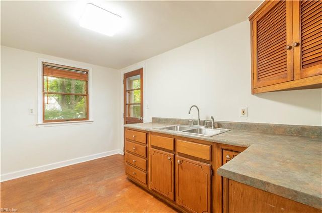 5 White Oak DR, Newport News, VA 23601