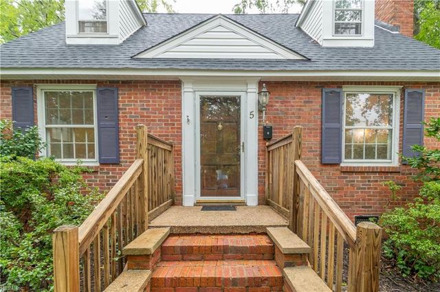5 White Oak DR, Newport News, VA 23601