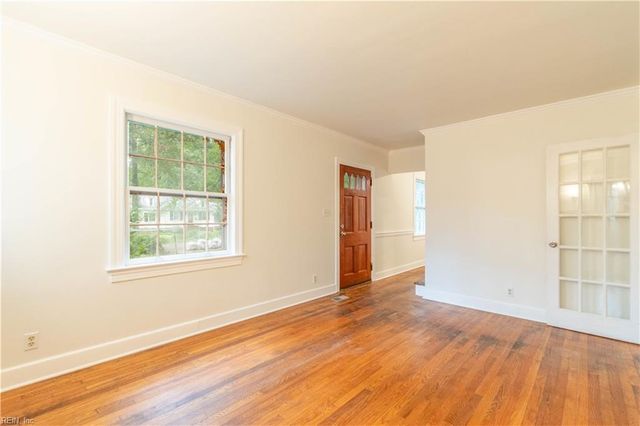 5 White Oak DR, Newport News, VA 23601