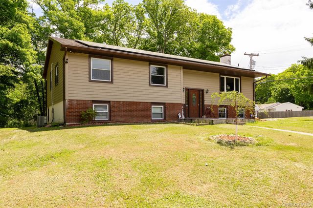 2 Lawrence Road, Hyde Park, NY 12538