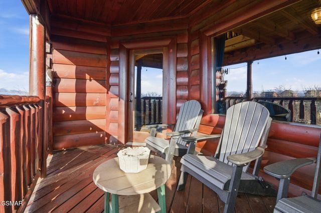 1091 Towering Oaks Drive, Sevierville, TN 37876