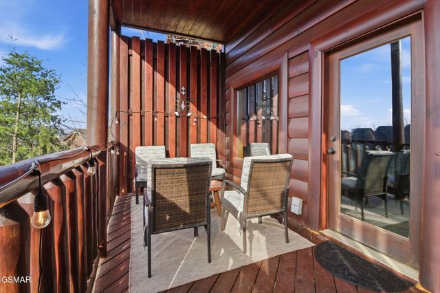 1091 Towering Oaks Drive, Sevierville, TN 37876