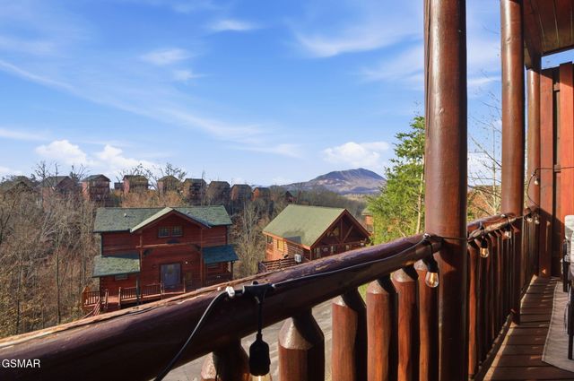 1091 Towering Oaks Drive, Sevierville, TN 37876