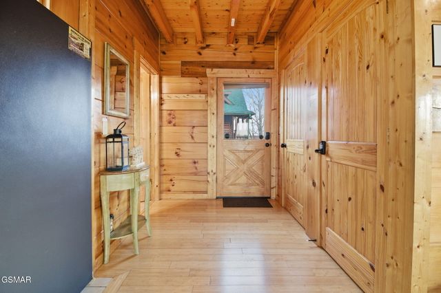 1091 Towering Oaks Drive, Sevierville, TN 37876