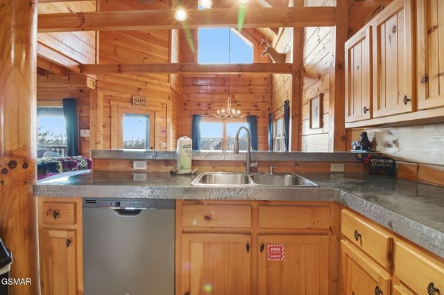 1091 Towering Oaks Drive, Sevierville, TN 37876