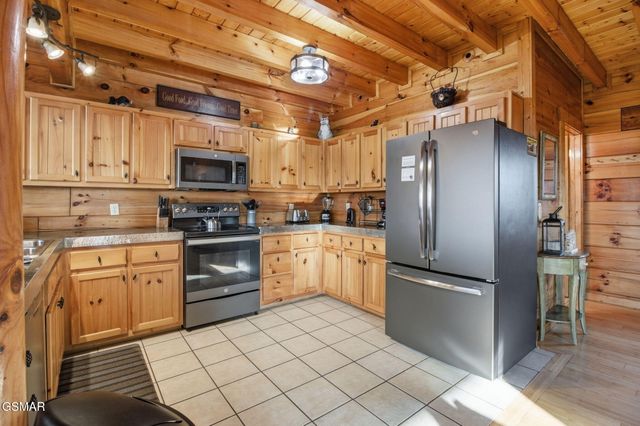 1091 Towering Oaks Drive, Sevierville, TN 37876