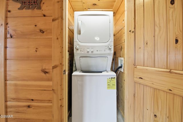 1091 Towering Oaks Drive, Sevierville, TN 37876