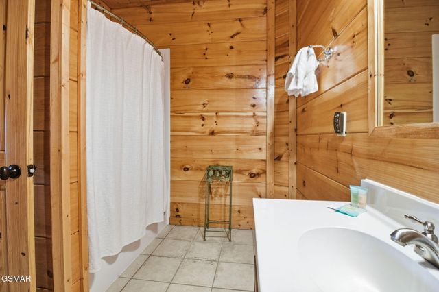 1091 Towering Oaks Drive, Sevierville, TN 37876