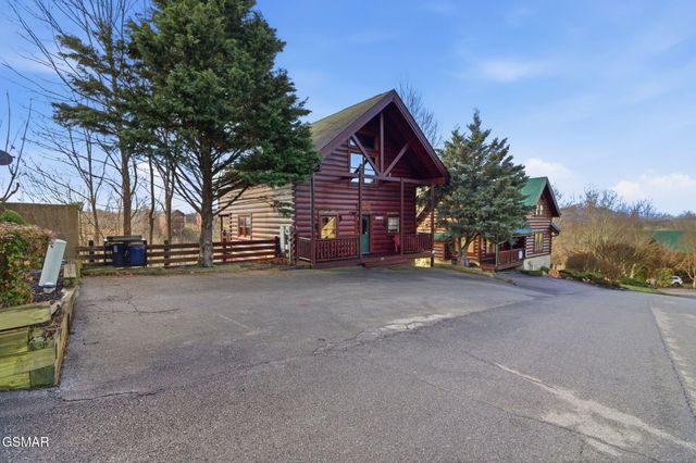 1091 Towering Oaks Drive, Sevierville, TN 37876