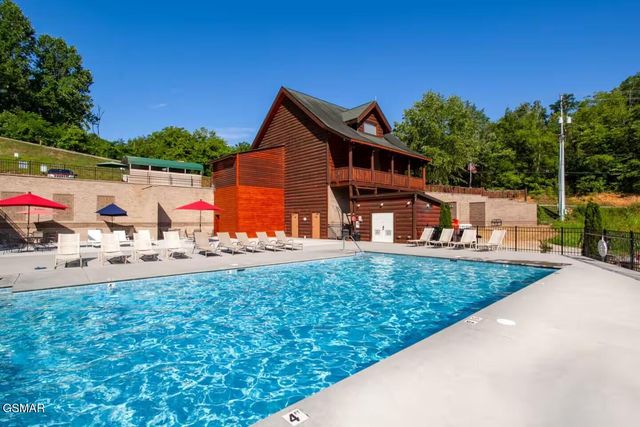 1091 Towering Oaks Drive, Sevierville, TN 37876