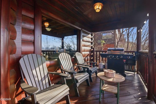 1091 Towering Oaks Drive, Sevierville, TN 37876