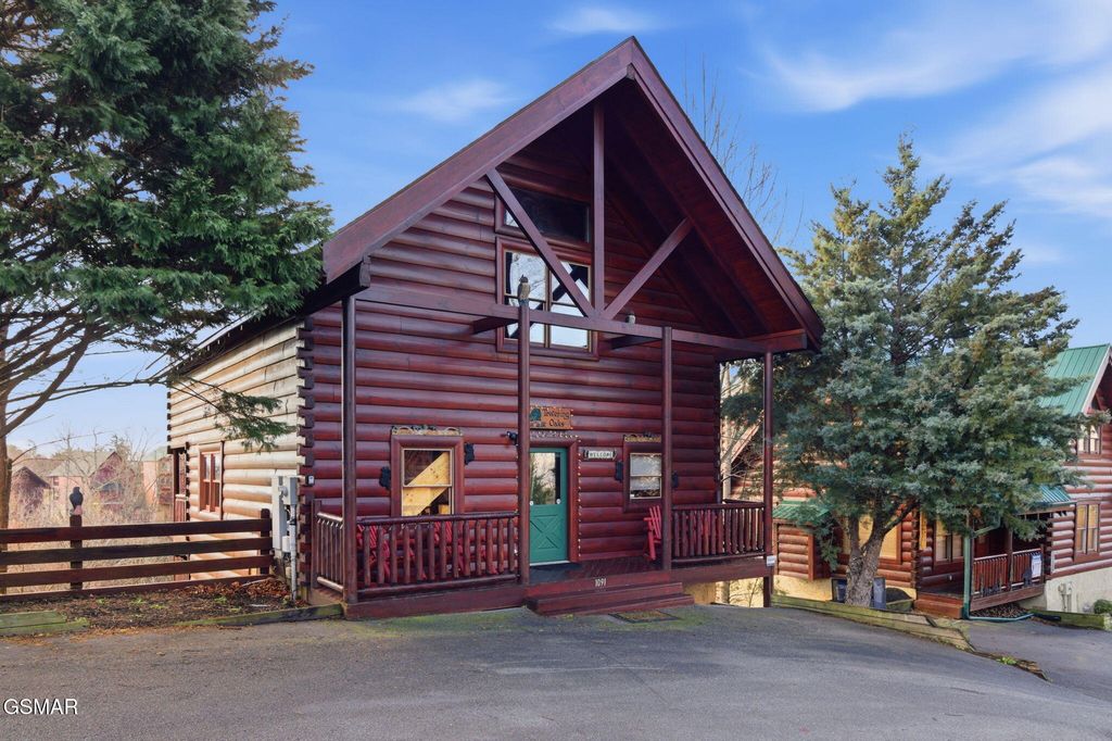 1091 Towering Oaks Drive, Sevierville, TN 37876