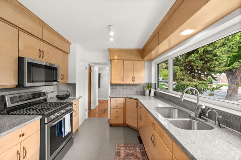 Image 7 of property listing at 1318 S YUMA ST, Salt Lake City, UT 84108