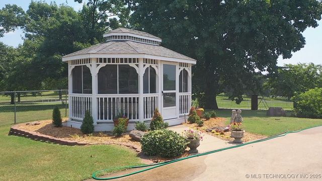 66235 S 320 Road, Chouteau, OK 74337