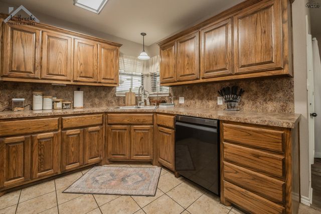 1220 NEWMAN AVENUE, Iowa Park, TX 76367
