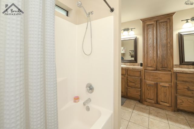 1220 NEWMAN AVENUE, Iowa Park, TX 76367