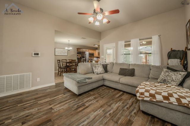 1220 NEWMAN AVENUE, Iowa Park, TX 76367