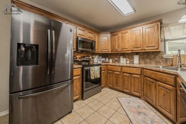 1220 NEWMAN AVENUE, Iowa Park, TX 76367