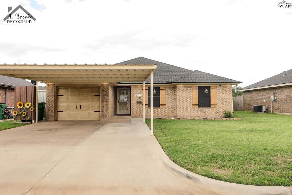 1220 NEWMAN AVENUE, Iowa Park, TX 76367