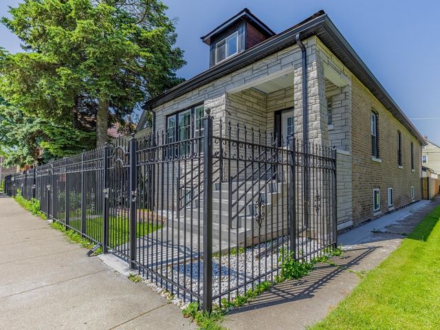 8430 S Manistee Avenue, Chicago, IL 60617