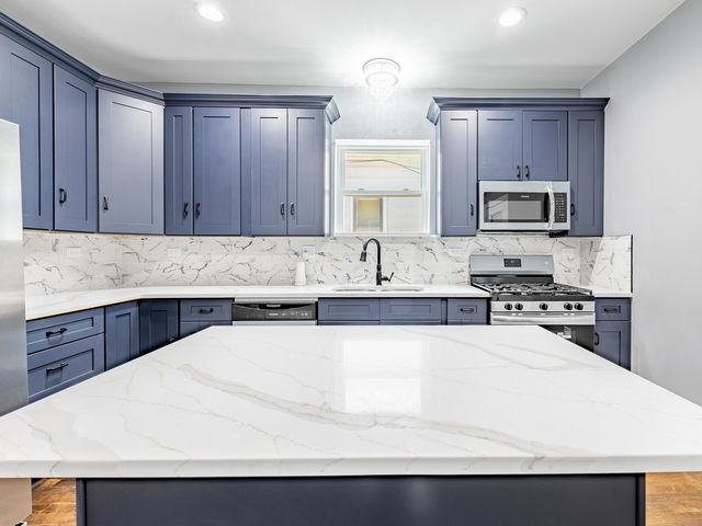 8430 S Manistee Avenue, Chicago, IL 60617