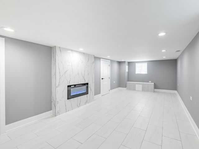 8430 S Manistee Avenue, Chicago, IL 60617