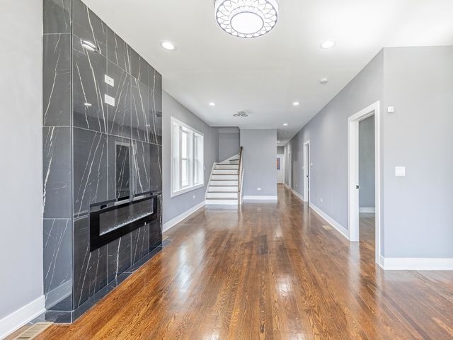 8430 S Manistee Avenue, Chicago, IL 60617