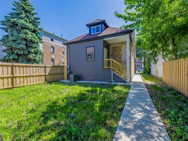 8430 S Manistee Avenue, Chicago, IL 60617