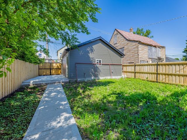 8430 S Manistee Avenue, Chicago, IL 60617