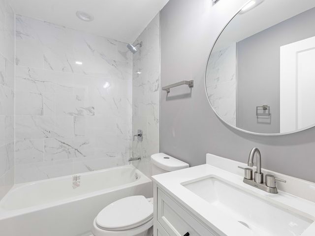 8430 S Manistee Avenue, Chicago, IL 60617