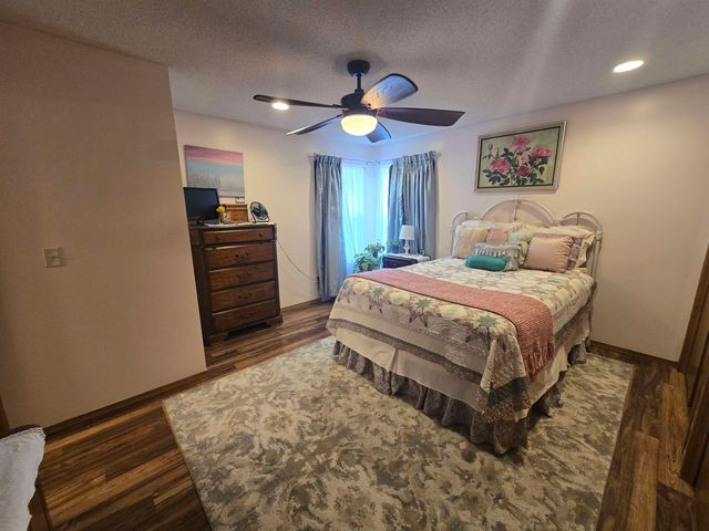 2116 Kingsley St, Newton, KS 67114