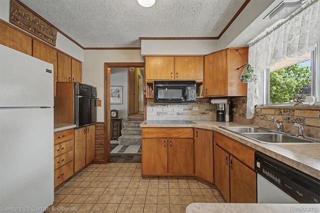 27110 Clairview Drive, Dearborn Heights, MI 48127