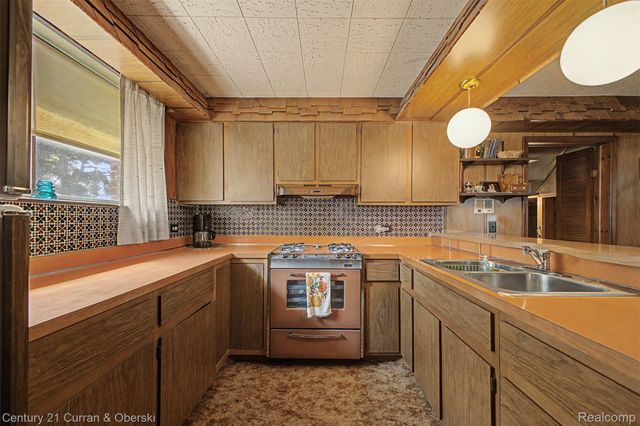 27110 Clairview Drive, Dearborn Heights, MI 48127
