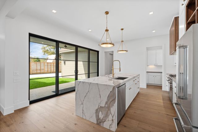 309 Avenue Of Oaks Street, Houston, TX 77009