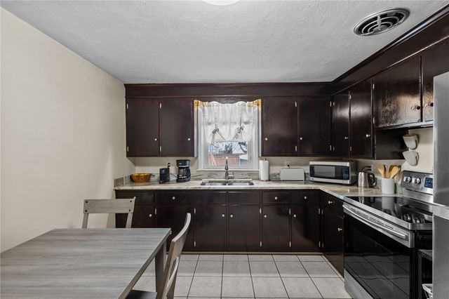 386 Mendon Avenue, Pawtucket, RI 02861