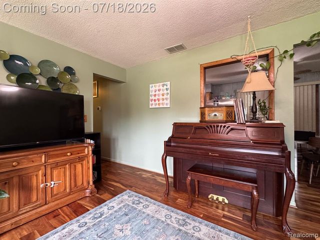 46030 Huling Street, Utica, MI 48317