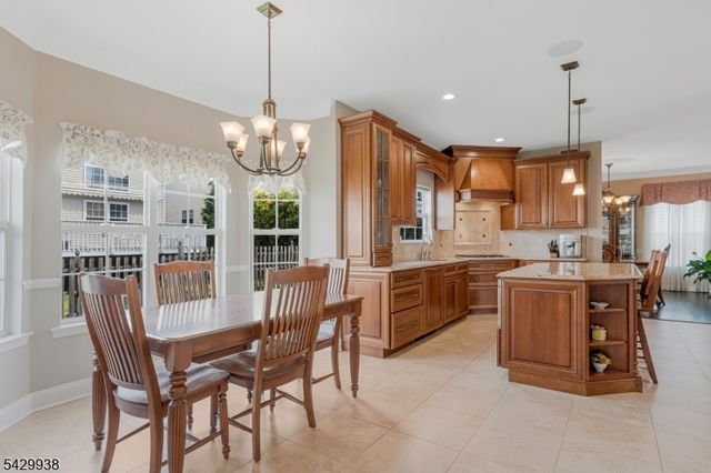 6 Sally Ct, Bridgewater Twp., NJ 08807