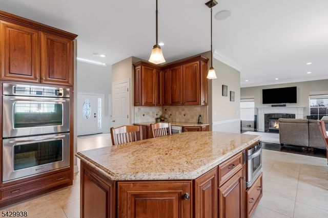 6 Sally Ct, Bridgewater Twp., NJ 08807
