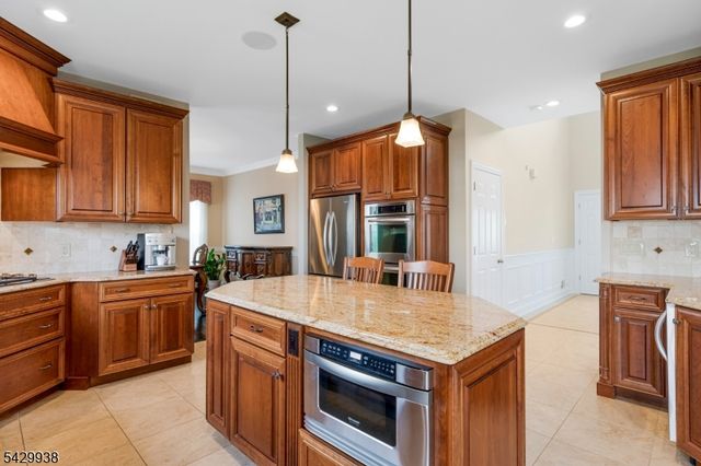 6 Sally Ct, Bridgewater Twp., NJ 08807