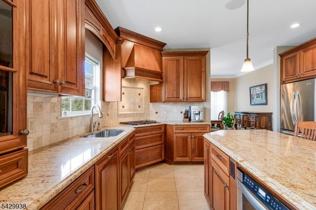 6 Sally Ct, Bridgewater Twp., NJ 08807