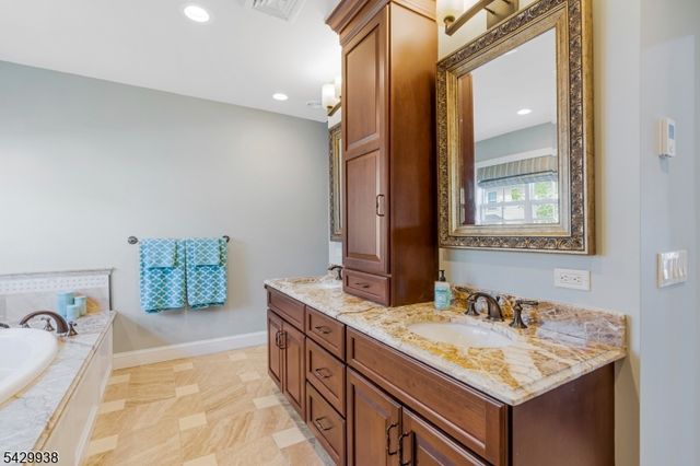 6 Sally Ct, Bridgewater Twp., NJ 08807