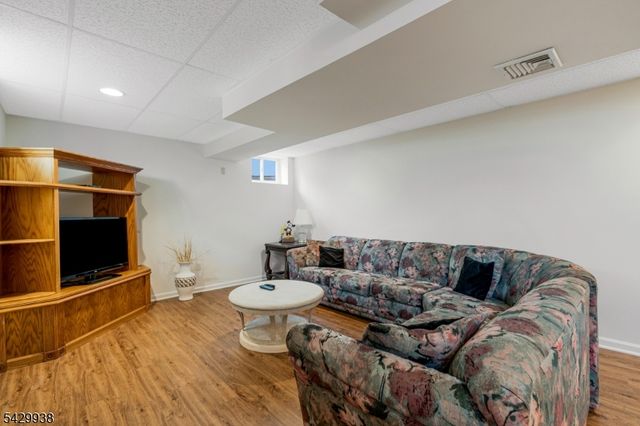 6 Sally Ct, Bridgewater Twp., NJ 08807