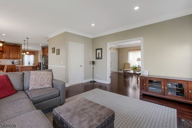 6 Sally Ct, Bridgewater Twp., NJ 08807