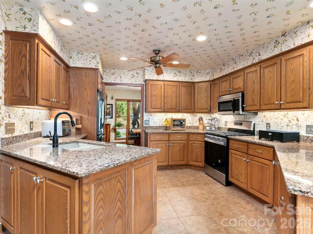 37 Hamilton Drive, Hendersonville, NC 28739