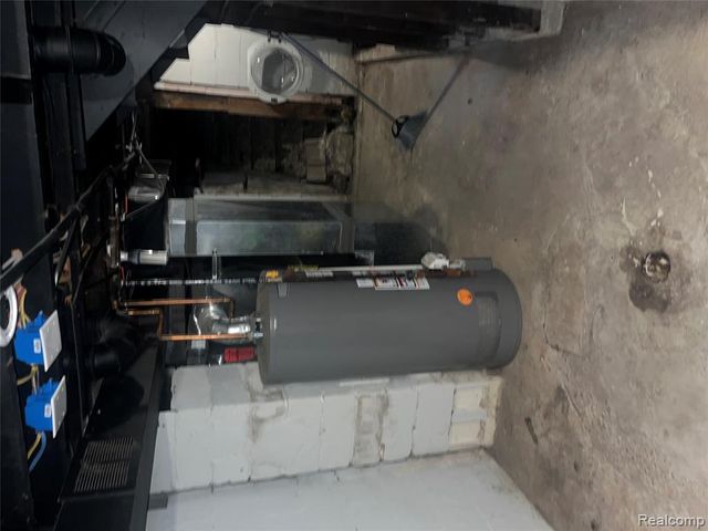 8647 Chalmers Avenue, Warren, MI 48089